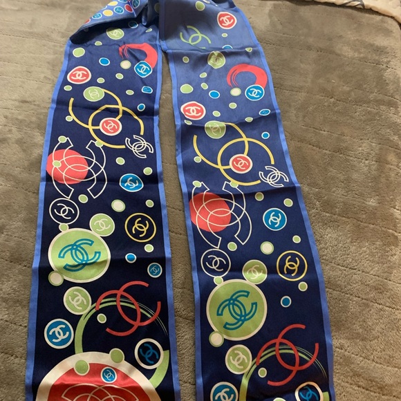 100% authentic Chanel silk scarf reverse print - Picture 2 of 5